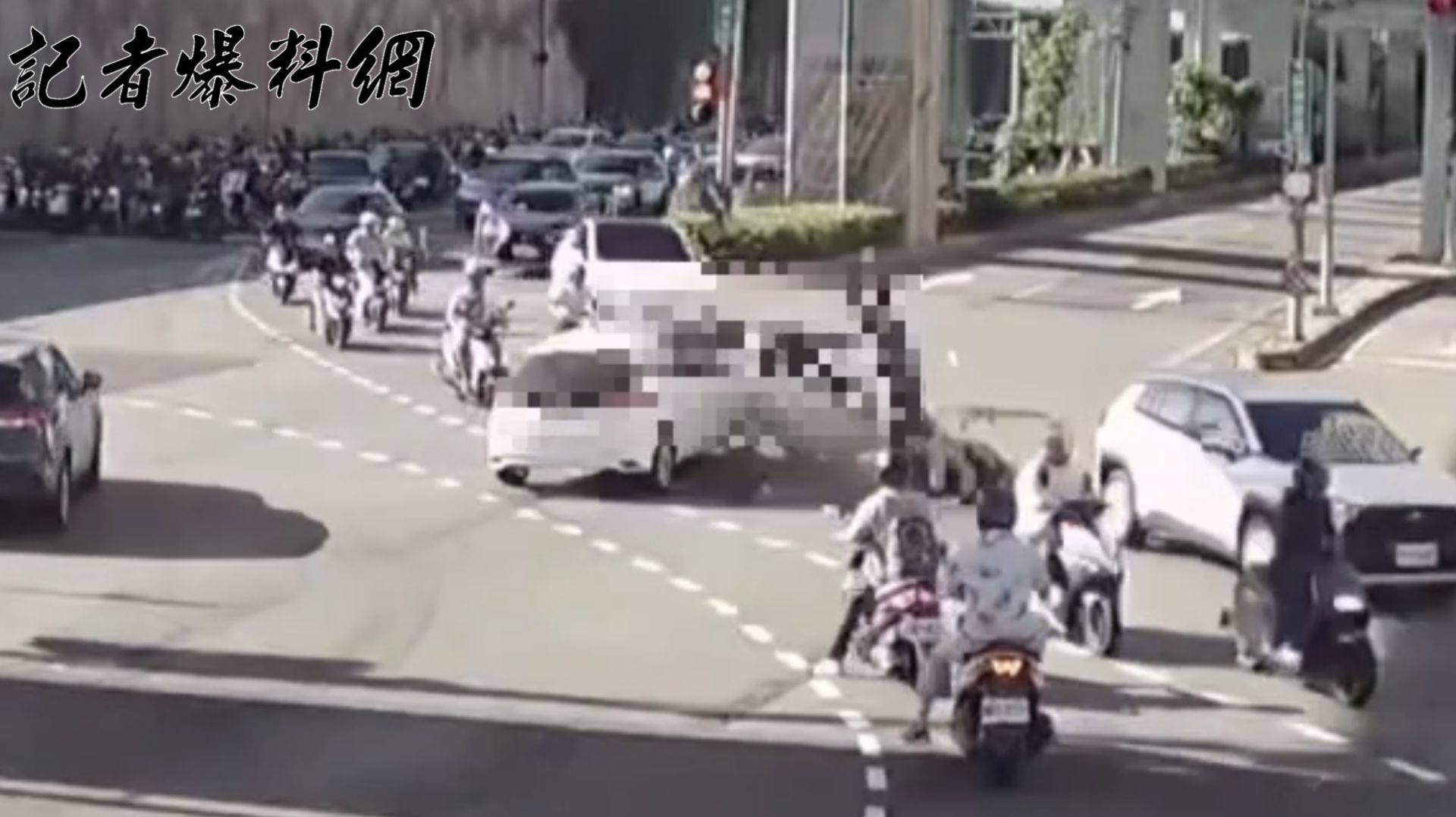 新北市三重區環河南路前(15)日上午上班尖峰時段發生1起離譜車禍。