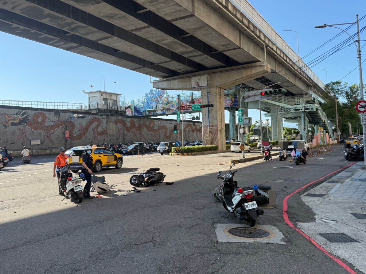 蔡女駕駛白色小客車,沿環河南路往忠孝橋方向直行時闖紅燈,硬生生撞上依號誌指示左轉的陳姓和黃姓2名騎士。