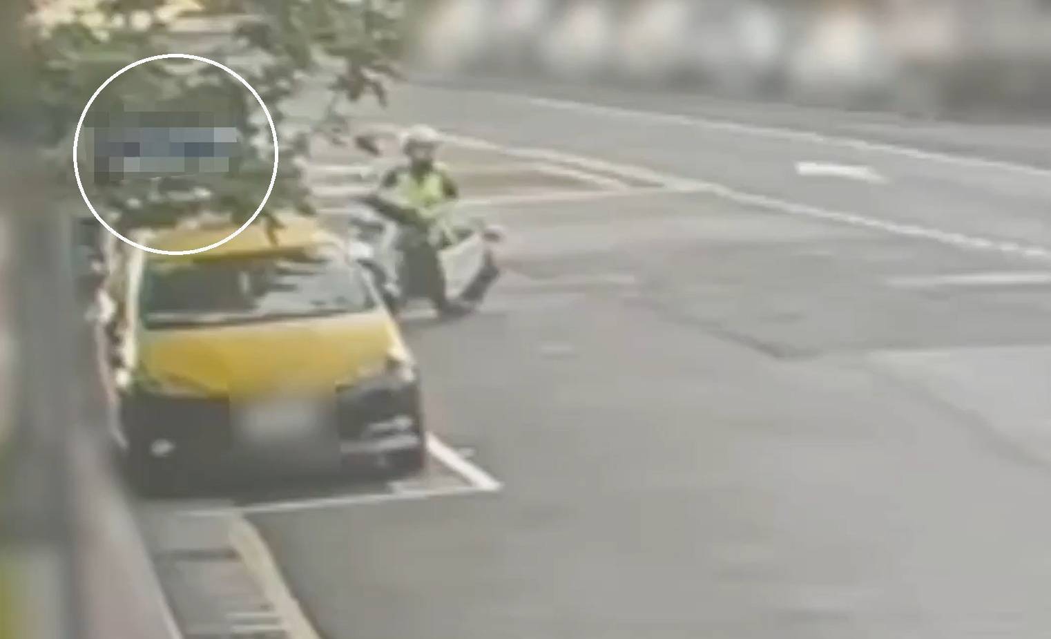 南港分局員警日前在執行勤務時,發現1名駕駛將小貨車臨停路邊,並在車上打瞌睡。