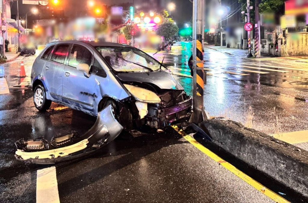 撞擊畫面曝光!- 南港74歲翁駕車自撞分隔島