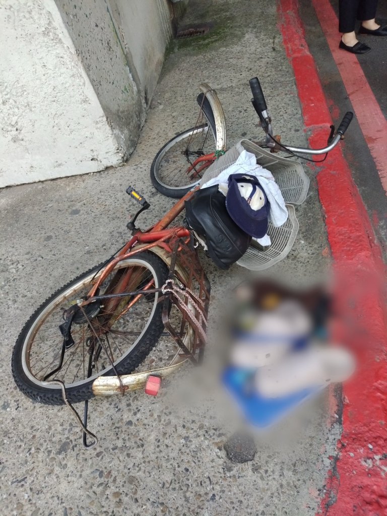 7旬翁騎單車突「鬼切」內側車道 遭轎車撞飛頭破血流