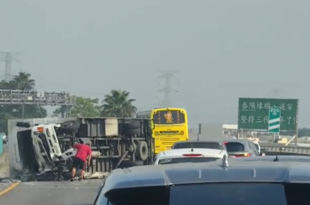 國道3號兩貨車相撞!-大貨車翻覆小貨車撞爛