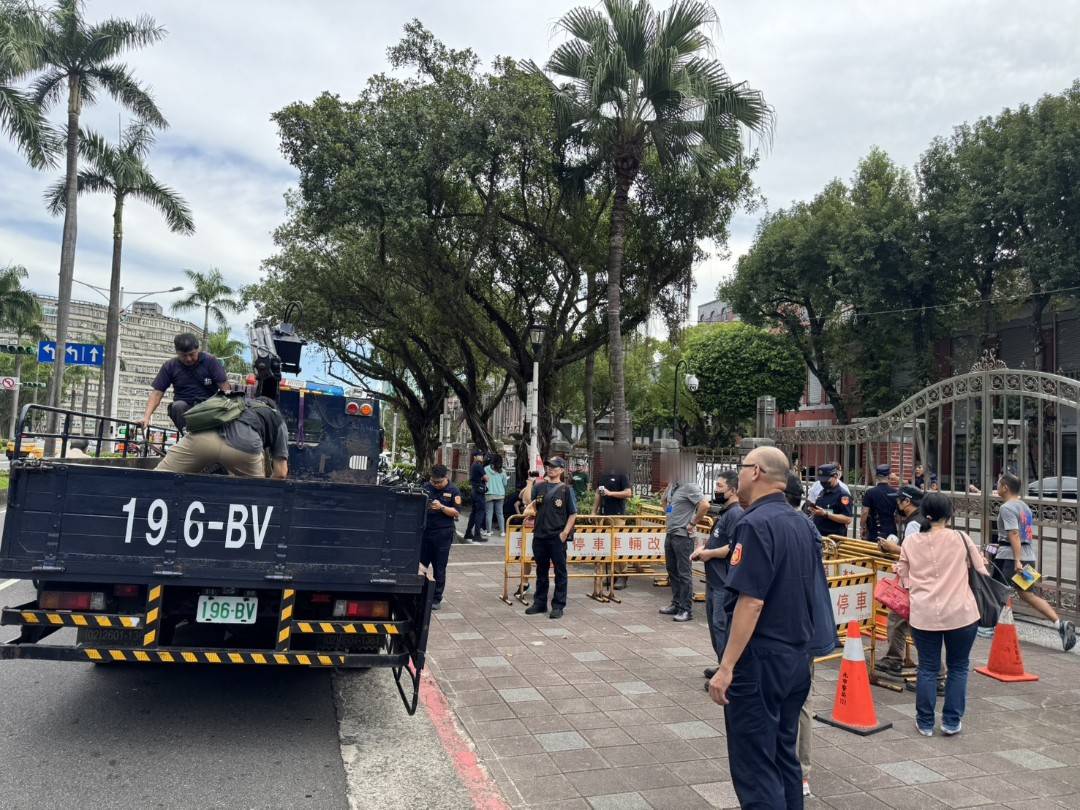 動保處委外吊車將「2米巨鱷」吊掛上車,並運往動物之家進行暫時保管。