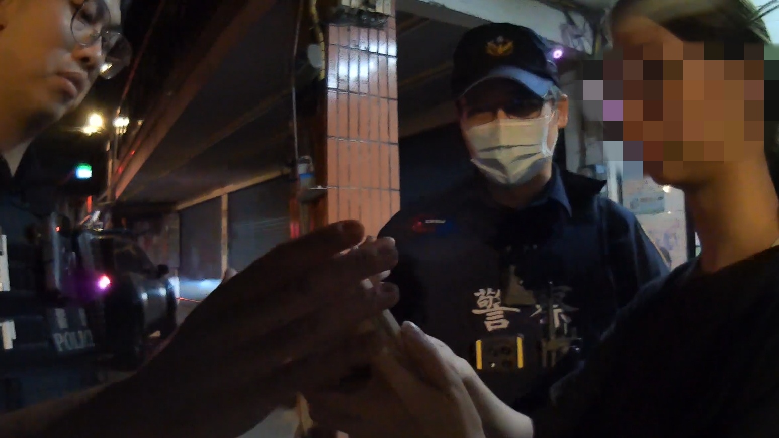 警方聽聞「免費贈品」、「實名認證」以及「操作ATM」等關鍵字,當即判斷這是典型的詐騙手法,立刻制止她們繼續操作。