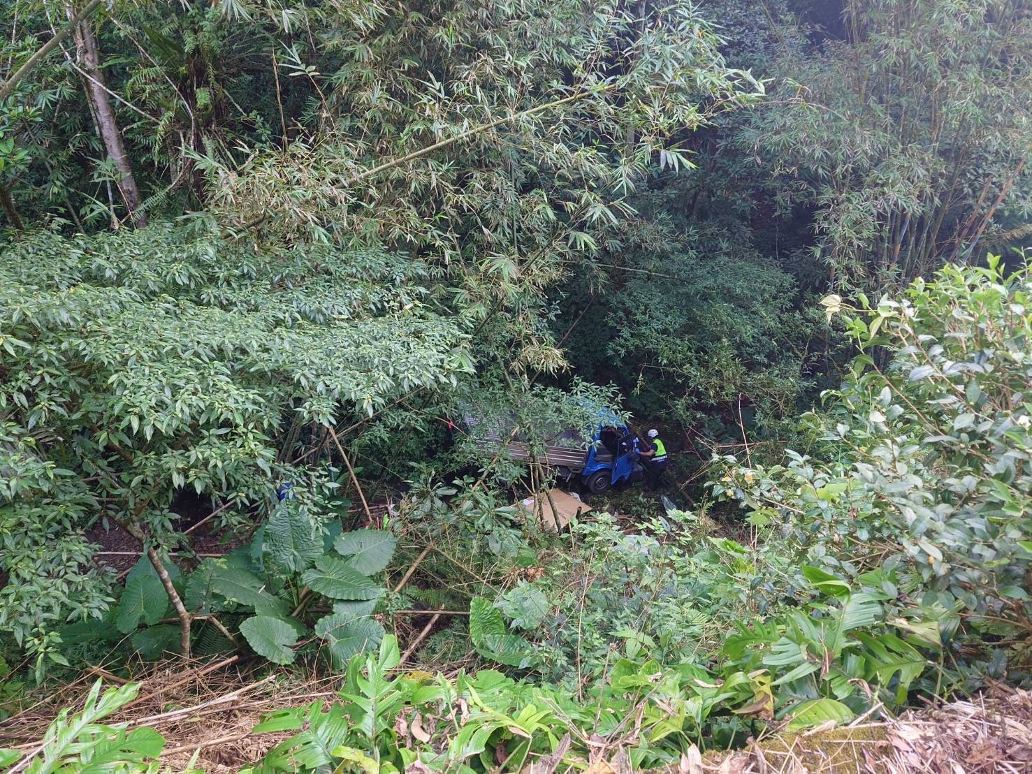新北市坪林區苓腳6號路邊,今(17)日下午近15時許傳出小貨車墜谷意外。