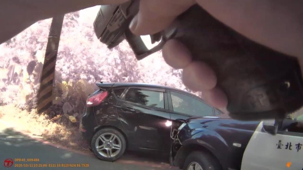 謝男倒車企圖逃逸,退無可退時反而加速衝撞警車,員警當機立斷拔槍喝令。