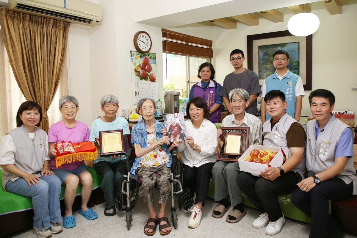嘉義市長黃敏惠帶領團隊感謝長輩們拚搏一生,為家為社會付出奉獻,表達敬老愛老的誠摯心意。(圖/嘉義市政府提供)