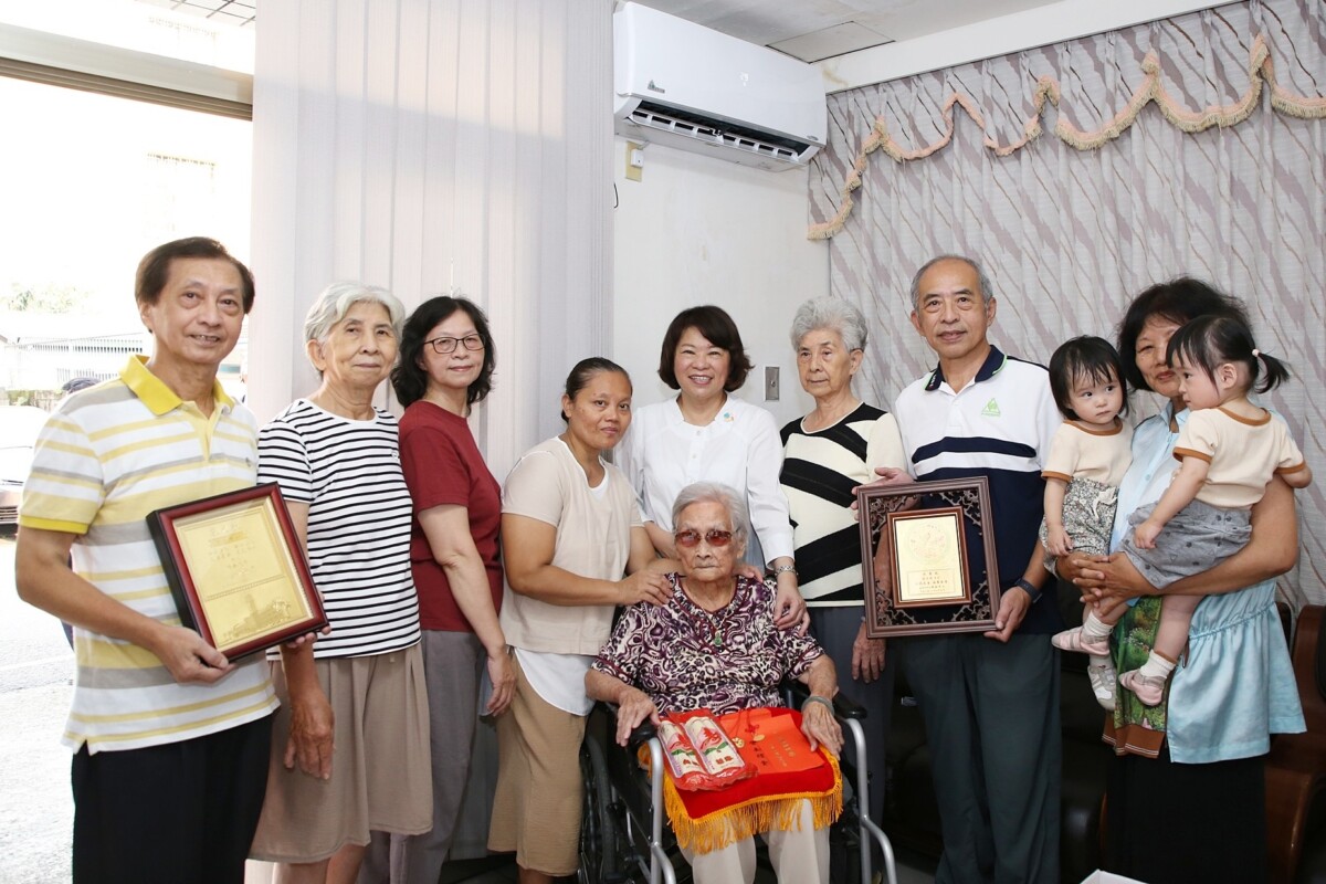 嘉義市長黃敏惠帶領團隊感謝長輩們拚搏一生，為家為社會付出奉獻，表達敬老愛老的誠摯心意。（圖/嘉義市政府提供）