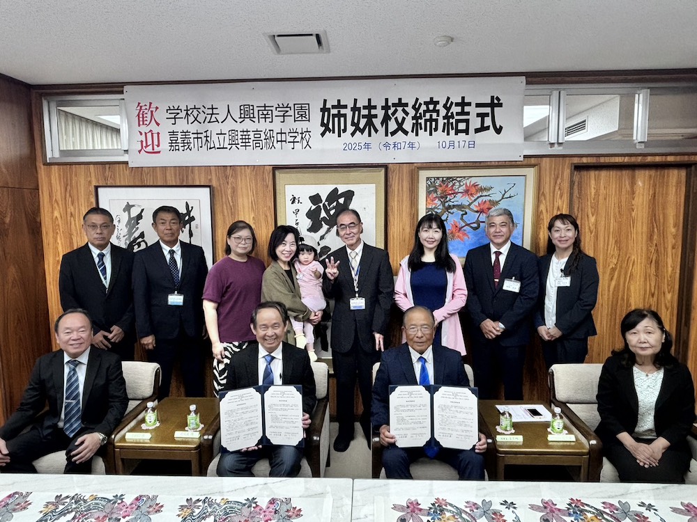 興華中學董事長王崇旭10/17日帶領團隊赴日本沖繩,與興南中學董事長我喜屋優正式締結簽署姊妹校協議。(圖/興華中學提供)