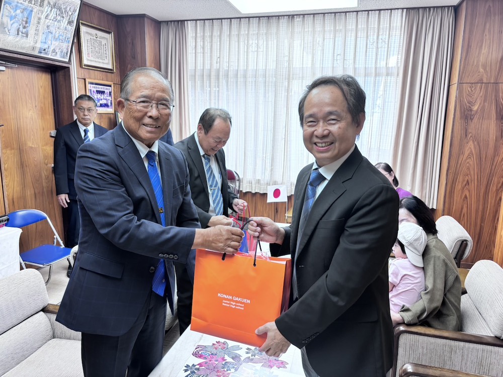 興華中學董事長王崇旭10/17日帶領團隊赴日本沖繩，與興南中學董事長我喜屋優正式締結簽署姊妹校協議。（圖/興華中學提供）