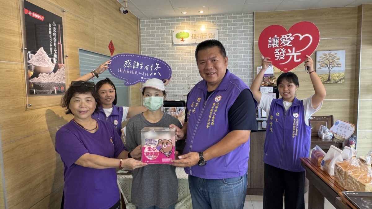 嘉義縣政特區內的樹蒞香麵包工坊黃溧晴店長(左)受嘉義縣慈善團體聯合協會呂文正理事長(右二)感召,主動推出「鏟子超人麵包」並義賣活動送愛花蓮。(圖/嘉義縣慈善團體聯合協會提供)