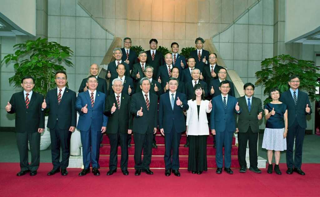 ▲卓揆接見「中華民國工業區廠商聯合總會」許正雲理事長,全力協助產業數位轉型。