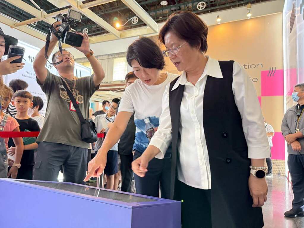 ▲參觀彰化設計展。