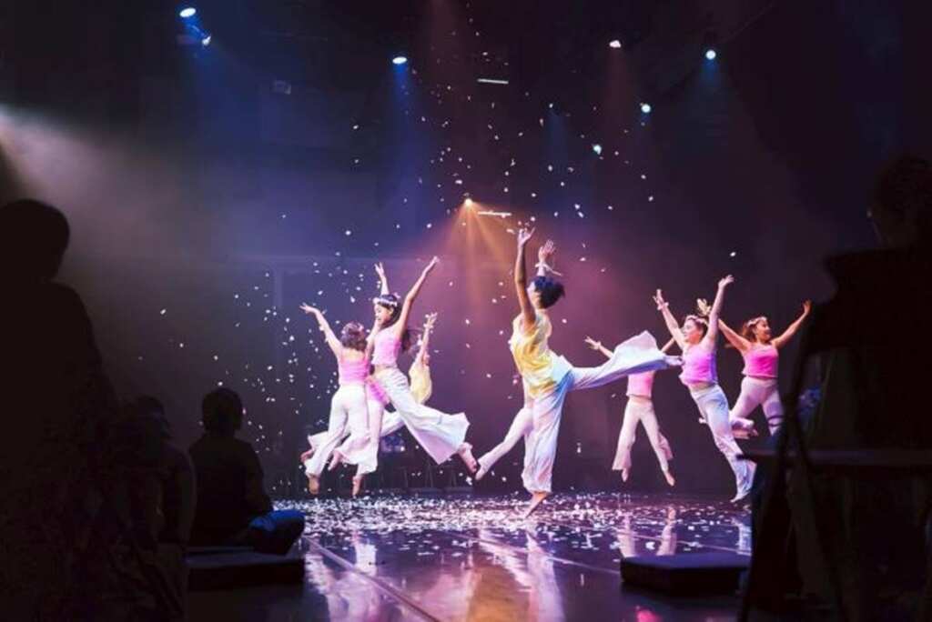 ▲惠風舞蹈工作室代表苗栗參與「北臺區域傑出演藝團隊藝文交流計畫」,推出全新再製作品《編出客家夢》,演出融合劇場與舞蹈,採黑盒子實驗劇場形式,邀請觀眾進入編舞家的創作世界。