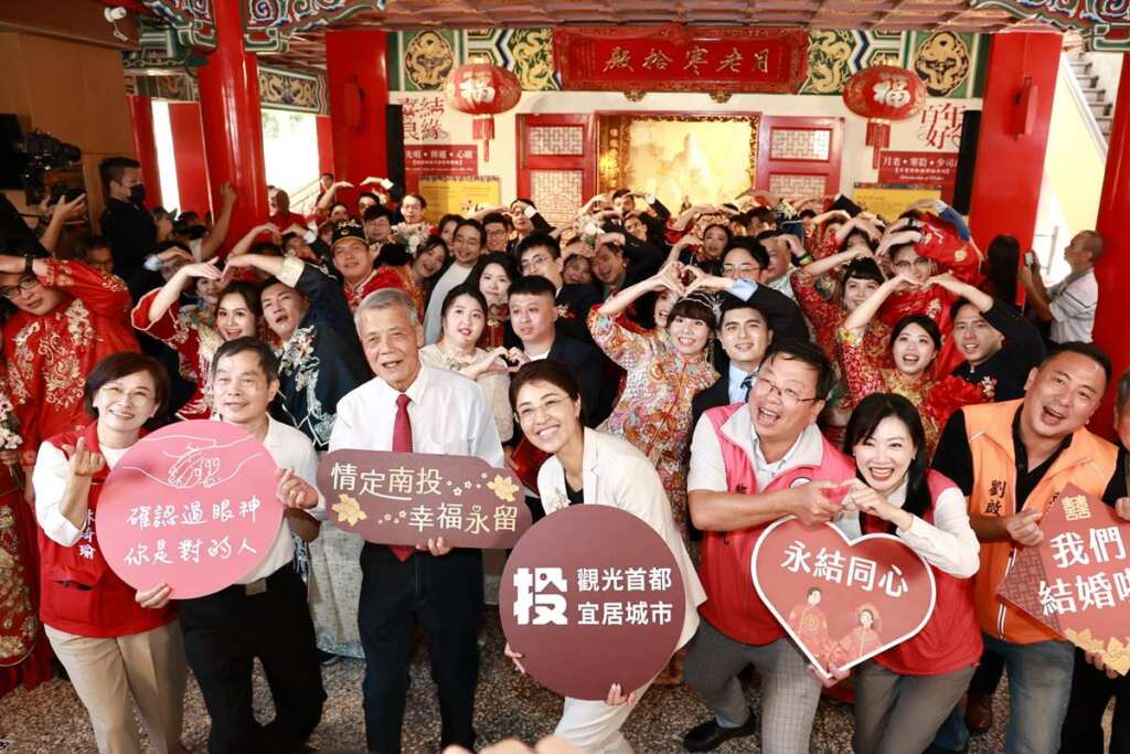 ▲南投縣政府17日在日月潭文武廟舉辦集團婚禮,30對新人在月老面前許下終身承諾。(記者林明佑翻攝)