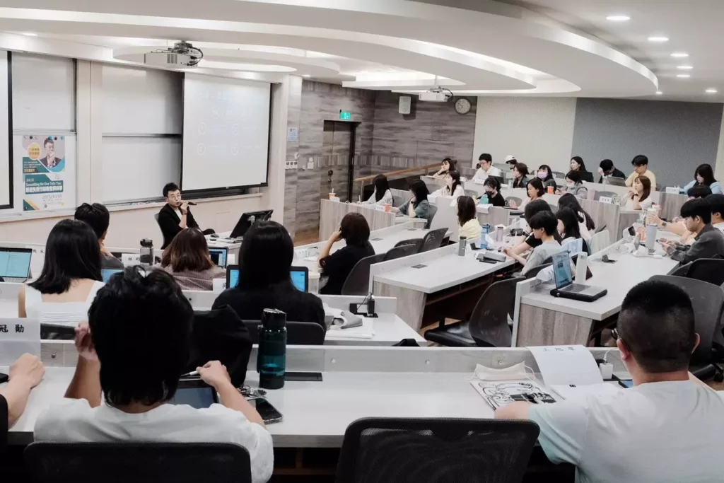 潘偉亷顧問應邀國立中山大學行銷傳播管理研究所開講『那些失敗行銷教會我的事』講座，與同學們留下交流合影。(國立中山大學行銷傳播管理研究所/提供)