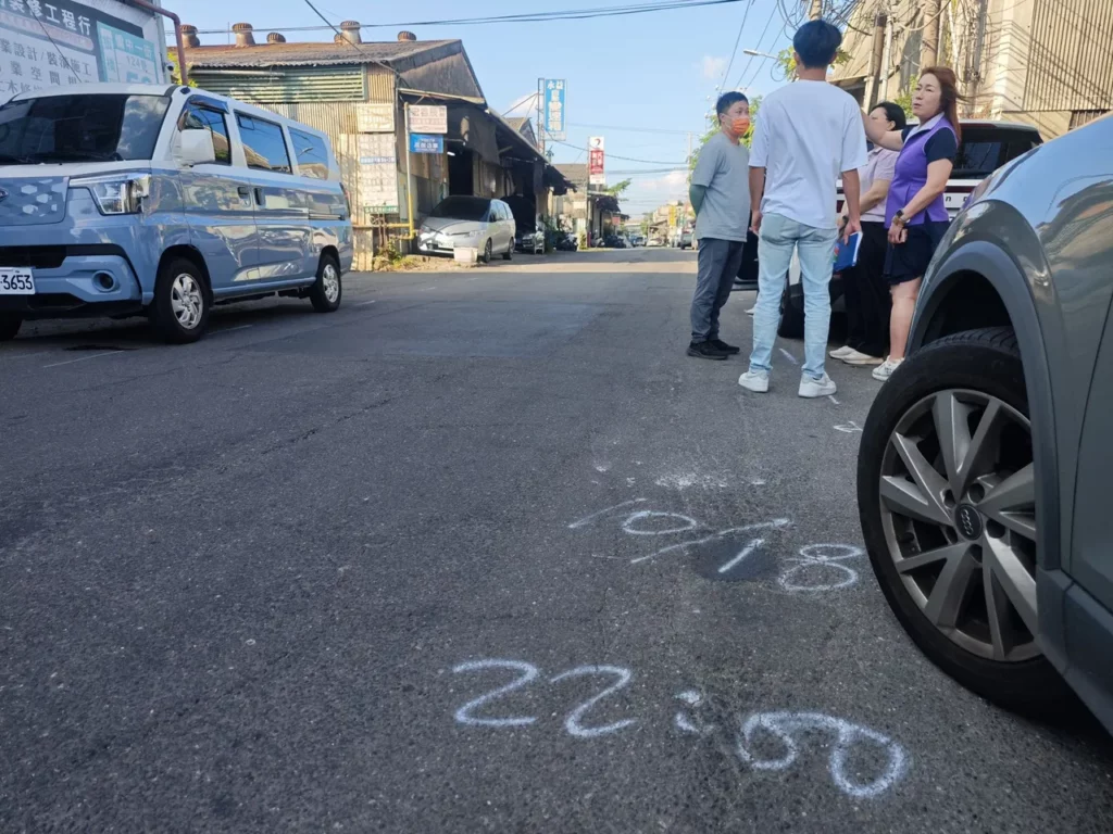 僑中一街124巷因道路破爛不堪,本月18日後將重新鋪路,居民盼能一併改善淹水問題。(圖/劉美芳議員辦公室提供)