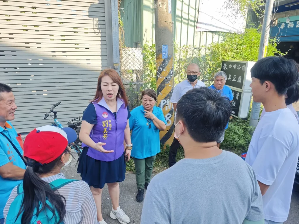 劉美芳議員至僑中一街124巷辦理會勘,要求市府盡速改善淹水問題。(圖/劉美芳議員辦公室提供)