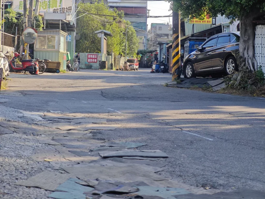僑中一街124巷末端地勢較高,導致中間路段每逢大雨就淹水。(圖/劉美芳議員辦公室提供)