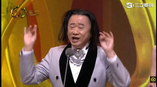 邰智源模仿王世堅引起現場笑聲不斷。(圖/翻攝金鐘獎 YouTube)