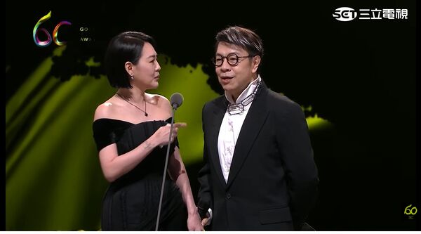 小S回歸,在台上對大S喊話,讓現場觀眾相當感動。(圖/翻攝金鐘獎 YouTube)