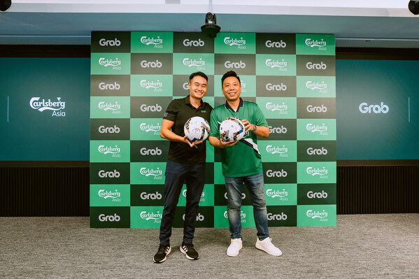 從左至右:Grab集團董事總經理兼區域商務與支持部門負責人Jerry Lim與嘉士伯亞洲國際高端品牌總監Jeff Chong,在為象征雙方團隊精神、共同價值觀與合作力量的足球簽名時,共同見證這一彰顯團結的榮耀時刻。 從左至右:Grab集團董事總經理兼區域商務與支持部門負責人Jerry Lim與嘉士伯亞洲國際高端品牌總監Jeff Chong,在為象征雙方團隊精神、共同價值觀與合作力量的足球簽名時,共同見證這一彰顯團結的榮耀時刻。