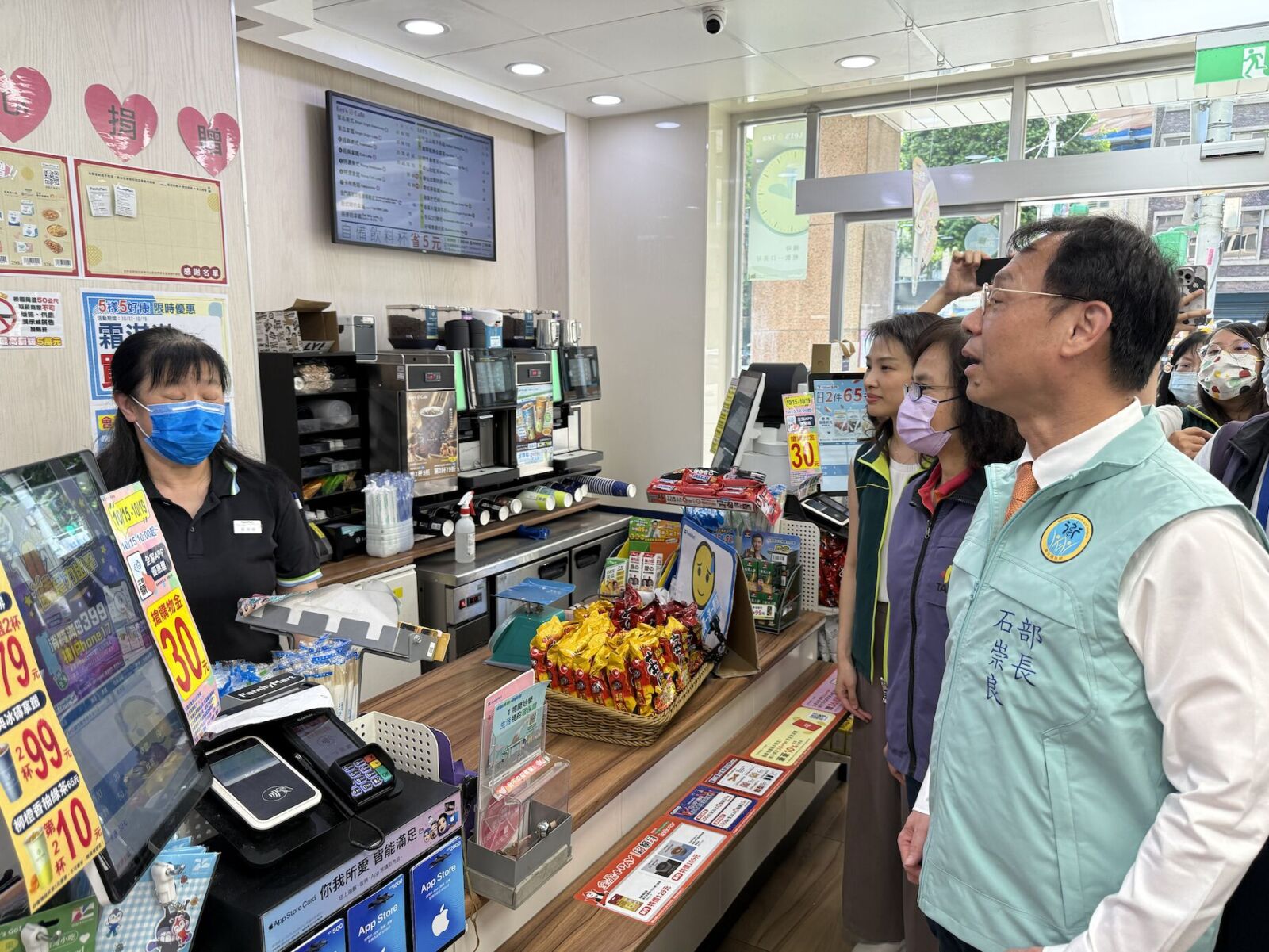 加熱菸開賣首日 衛福部長突擊超商!點名媒體、開箱文重罰百萬 200 加熱菸開賣首日 衛福部長突擊超商!點名媒體、開箱文重罰百萬 199