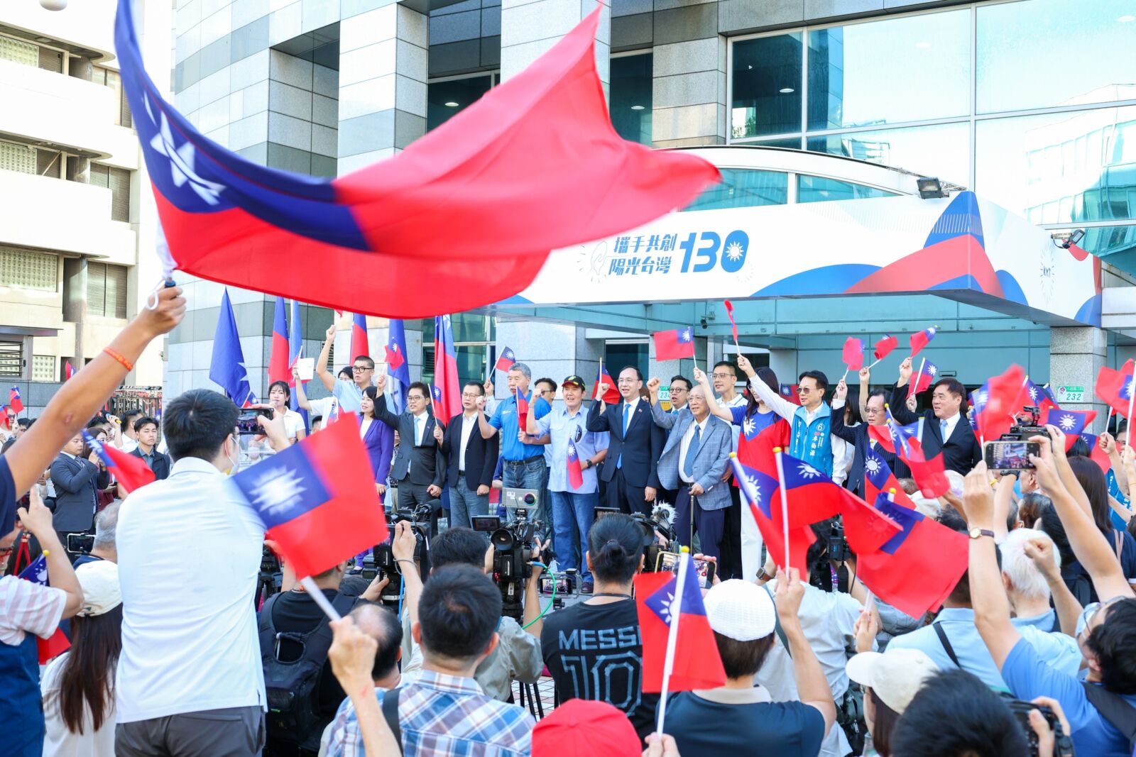 國民黨主席廝殺激烈　知情人士曝民代政治生存學：有人被「勸退電話」轟炸 215