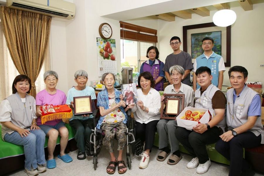 嘉市重陽節敬老禮金發放 黃敏惠市長送上溫馨祝福