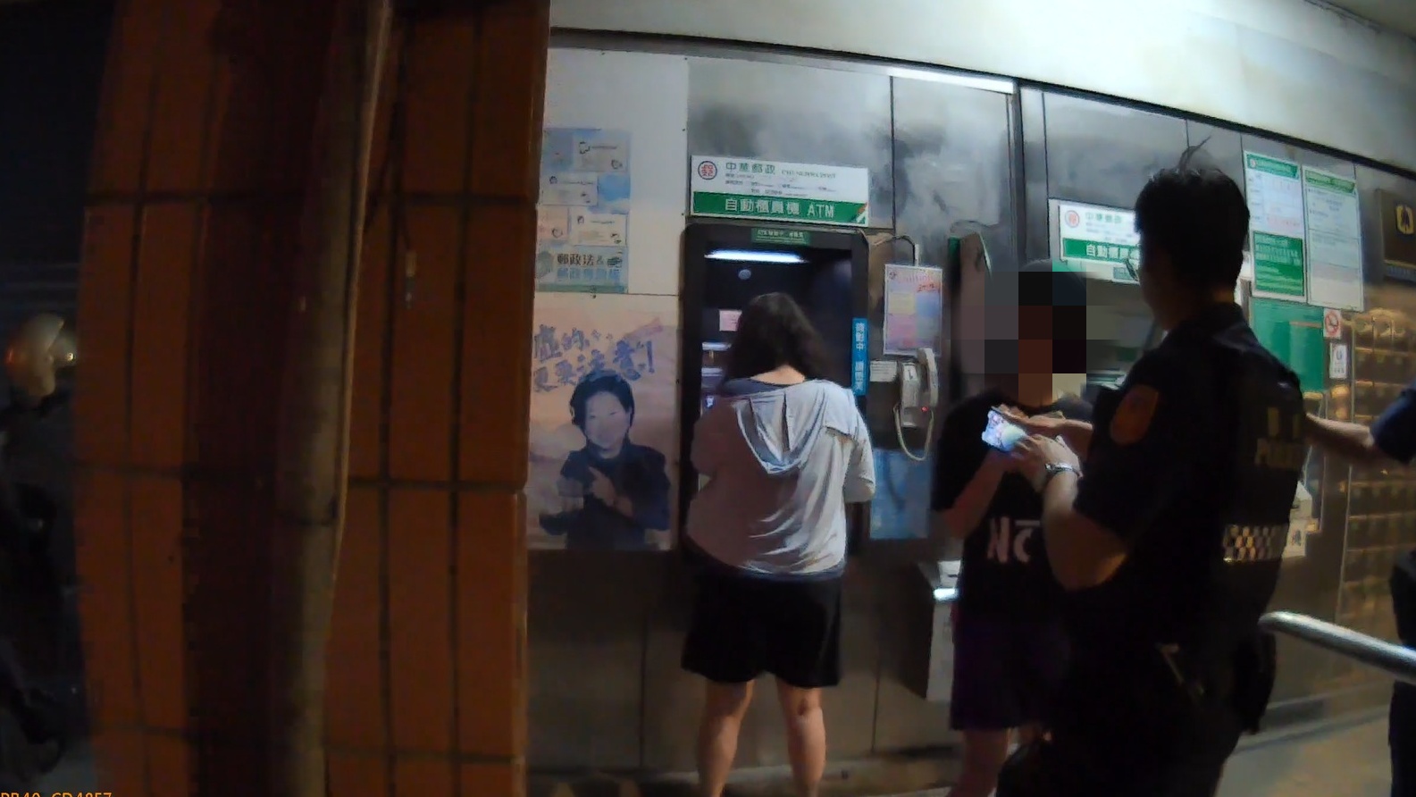 中壢母女操作ATM邊講電話 警察追問原因急勸阻 6hrw 1
