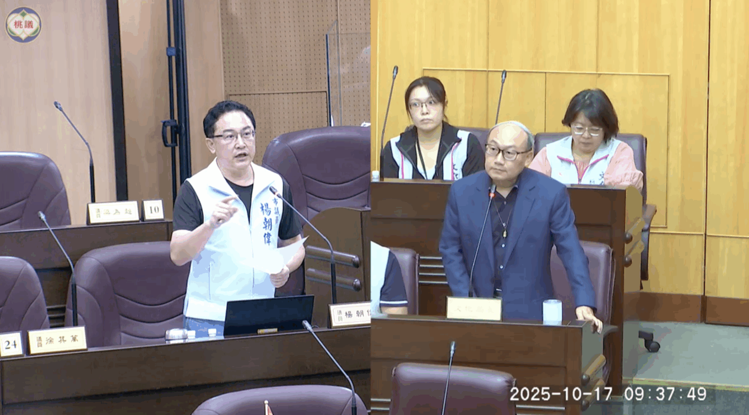 桃園市議員楊朝偉（左）、桃園市文化局長邱正生（右）。（圖／桃園市議會議事錄影）