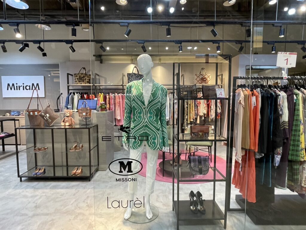 禮客內湖店引進德際精品旗下「MiriaM名品」複合概念店全新進駐,精選義大利 ETRO男女裝、M MISSONI、德國 LAUREL女裝週年慶期間推出全面1折起優惠。(圖/業者提供)
