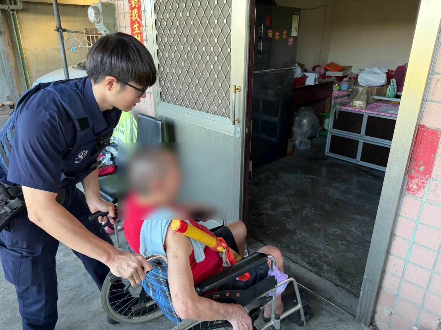 員警安撫老翁後,駕車將老翁平安送返住處。(記者翻攝)