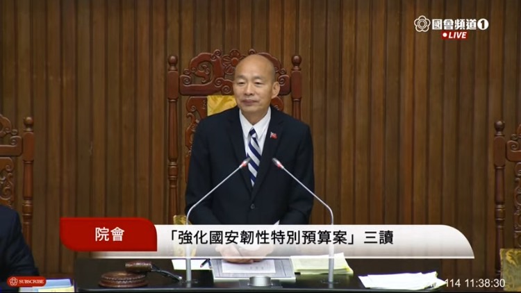 立法院三讀通過《因應國際情勢強化經濟社會及民生國安韌性特別條例》,立法院長韓國瑜落槌後終於露出輕鬆的表情。(圖/國會頻道)
