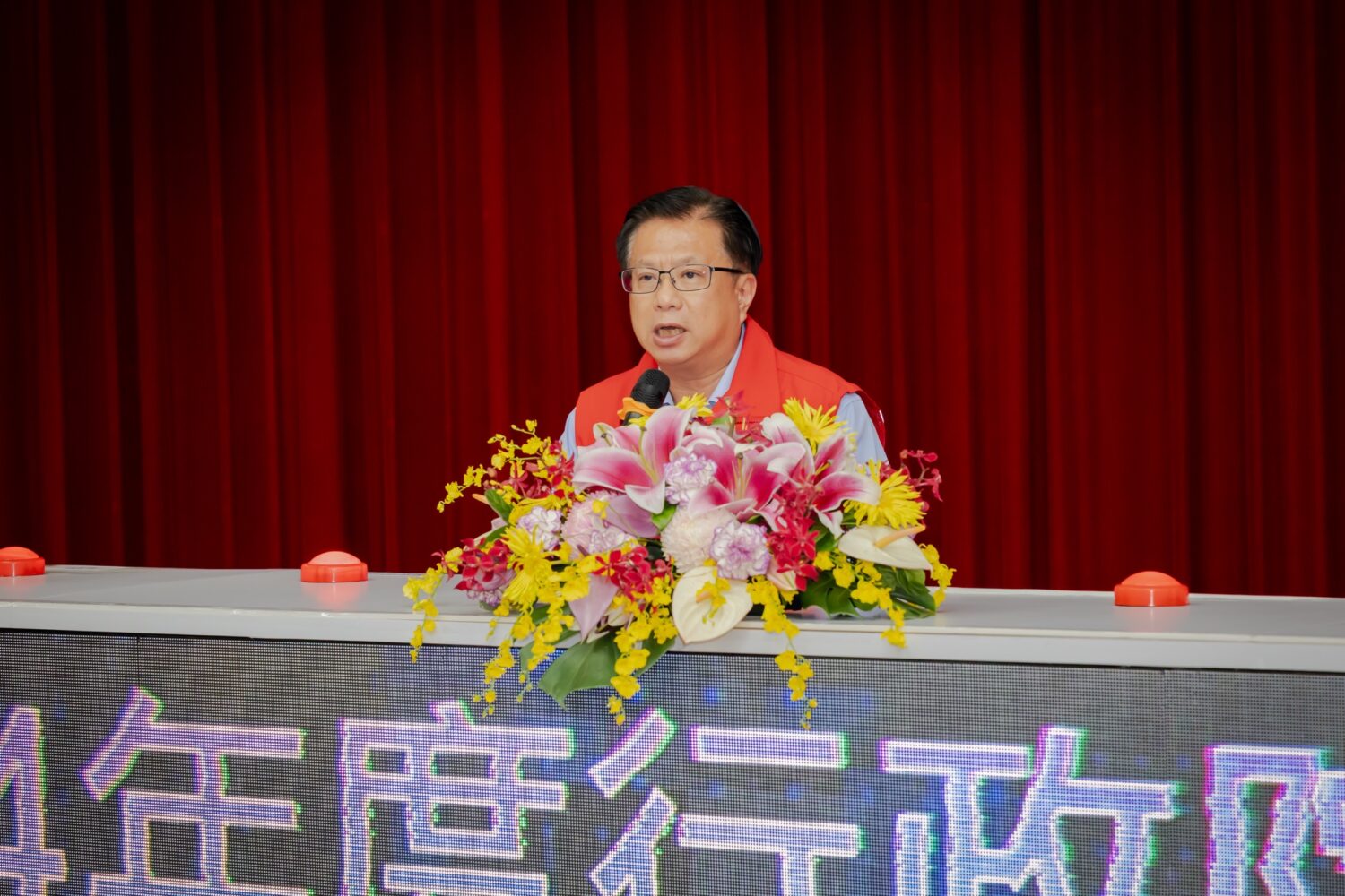 行政院114年度災害防救業務訪評於新竹市登場,行政院農業部政務次長黃昭欽致詞時肯定竹市在智慧防災與社區動員上的成果。(圖/記者張家燁翻攝)