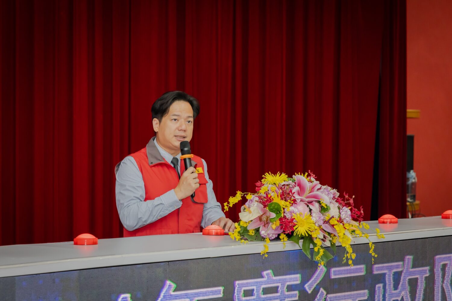 新竹市代理市長邱臣遠於訪評現場致詞,表示市府持續精進智慧防汛系統與跨域防災合作,打造「安居科技城、幸福真永遠」願景。(圖/記者張家燁翻攝)