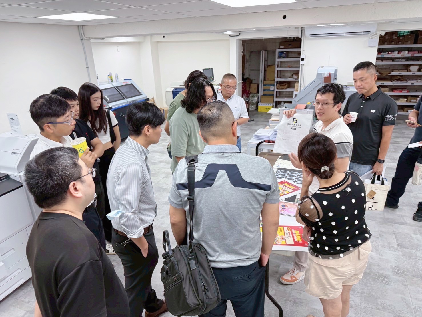 放點子數位印刷現場展示數位印刷應用成果,參與者實地交流最新印刷技術與材料趨勢,氣氛熱絡。(圖/記者林照東翻攝)