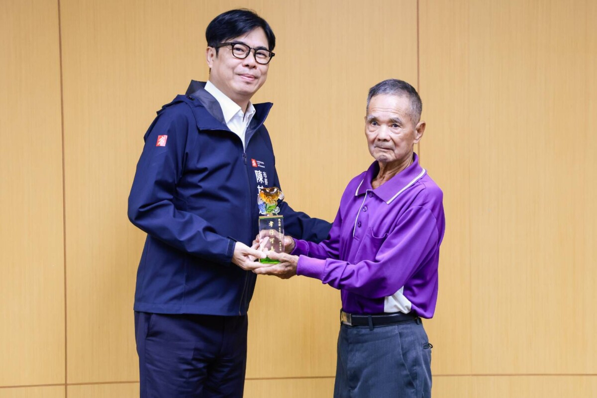▲八旬施忠輝日夜守病母，榮獲陳其邁市長頒發「高雄市孝行楷模獎」實至名歸。