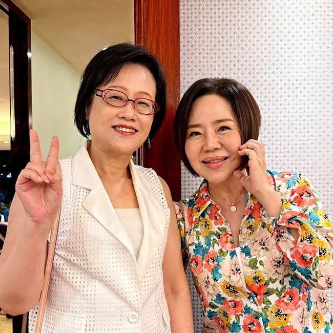 ▲知名主持人于美人(右)五年前在長庚醫院寫下紙條支持受氣藥劑師,昨巧遇藥劑師已成二寶媽,感謝當年的鼓勵。