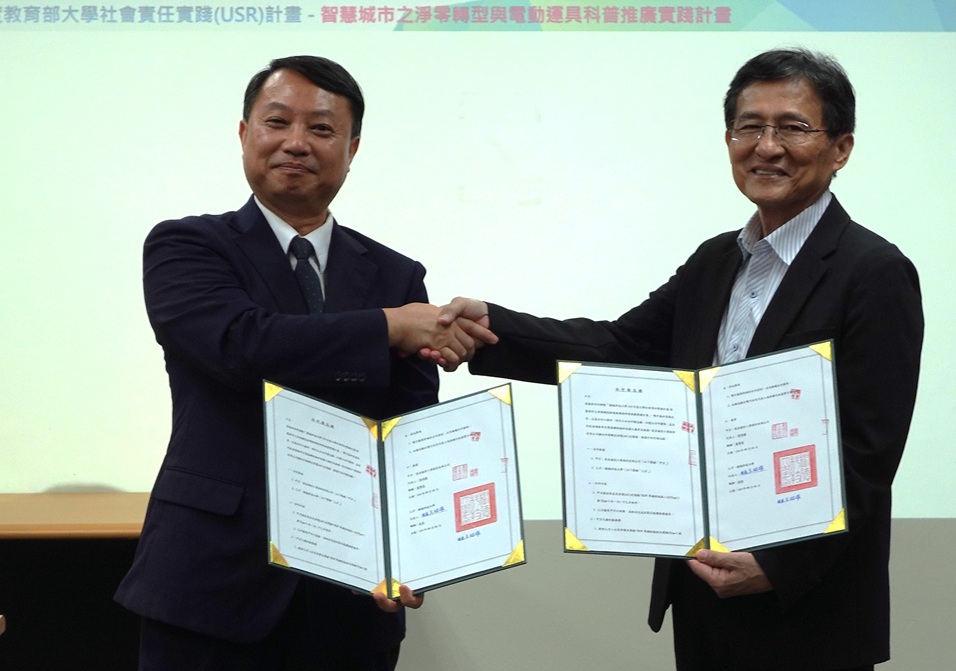 ▲東亞通信工業程思奮總經理(左)與樹德科大校長王昭雄(右)代表雙方簽署MOU。