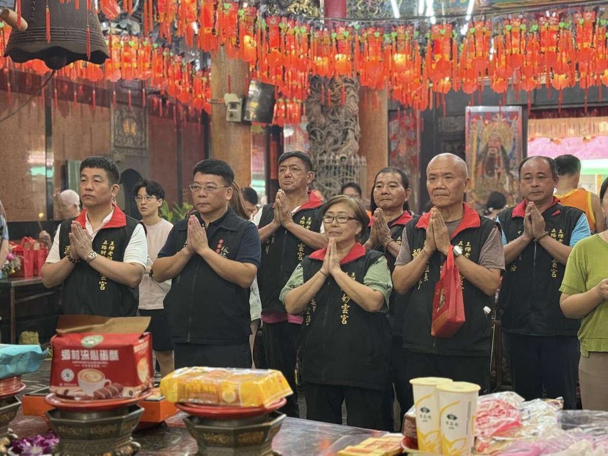 ▲板橋慈惠宮賴春穆主委(前排左二)奔走促成白沙屯拱天宮媽祖「粉紅超跑」將於11月1日(農曆九月十二日)下午首度停駕板橋妙雲宮。