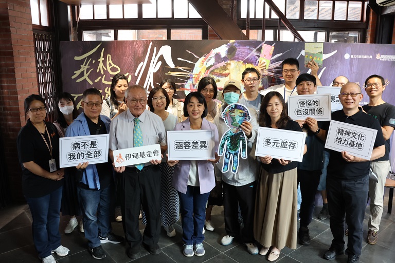 ▲伊甸活泉之家今(17)日於剝皮寮舉辦「精神病人的房間」展覽開幕暨新書發表,呼籲社會大眾放下既有的刻板成見,看見精神疾病經驗者的真實心聲。