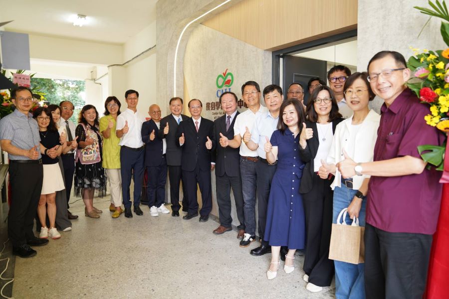 ▲高師大終身學習認證中心(17)日揭牌,現場專家學者貴賓合影。