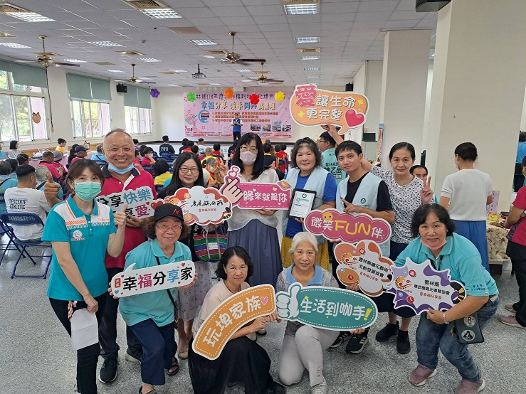 ▲雲林虎尾旗艦家族回娘家曁時間銀行聯合成果展,虎尾社區及虎尾鎮立幼兒園為華山基金會長輩奉茶歡慶重陽節,打造幸福虎尾共生社區示範中心。(記者劉春生攝)