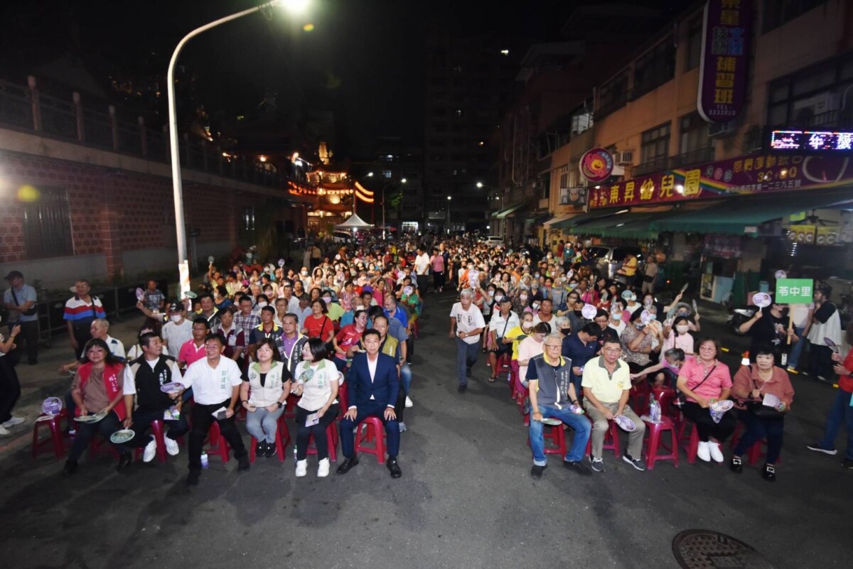 ▲近千市民力挺現場沸騰,許智傑高人氣拚市長初選「信心滿滿」。