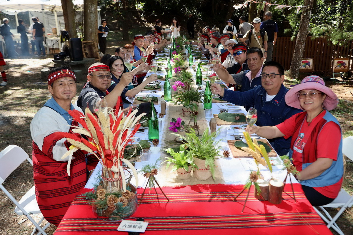 能高賽德克山村遊—大地餐桌」一道道蘊含文化故事的佳餚 。(林業及自然保育署南投分署提供)