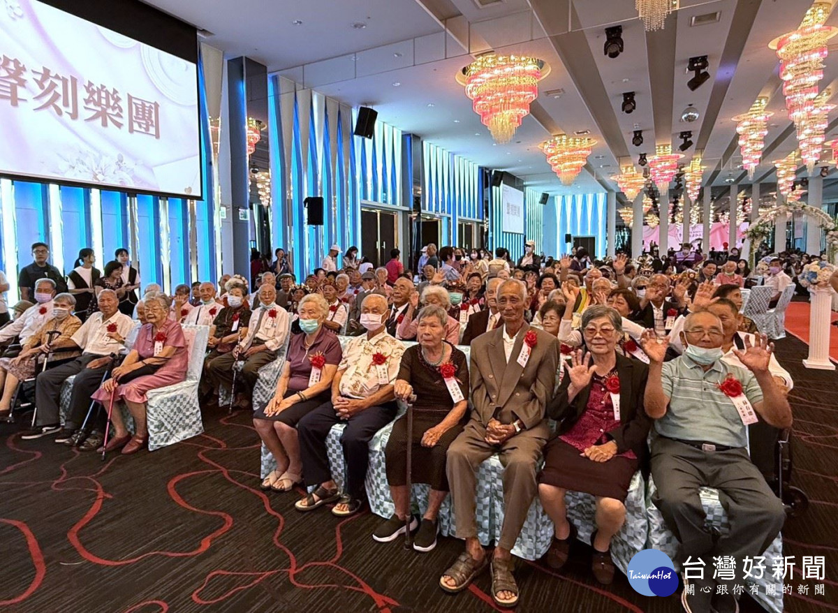屏東重陽敬老鑽石婚表揚大會　鑽石佳偶連袂出席慶祝