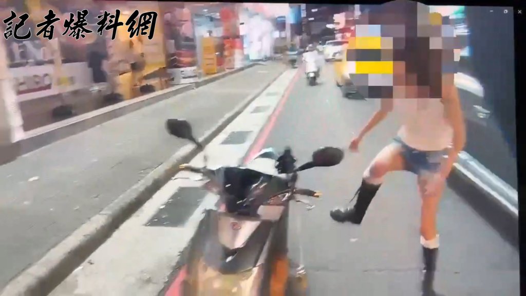 逆向還闖紅燈!板橋女騎士遭攔查「暴走」踹倒機車 警搜出1物gg了