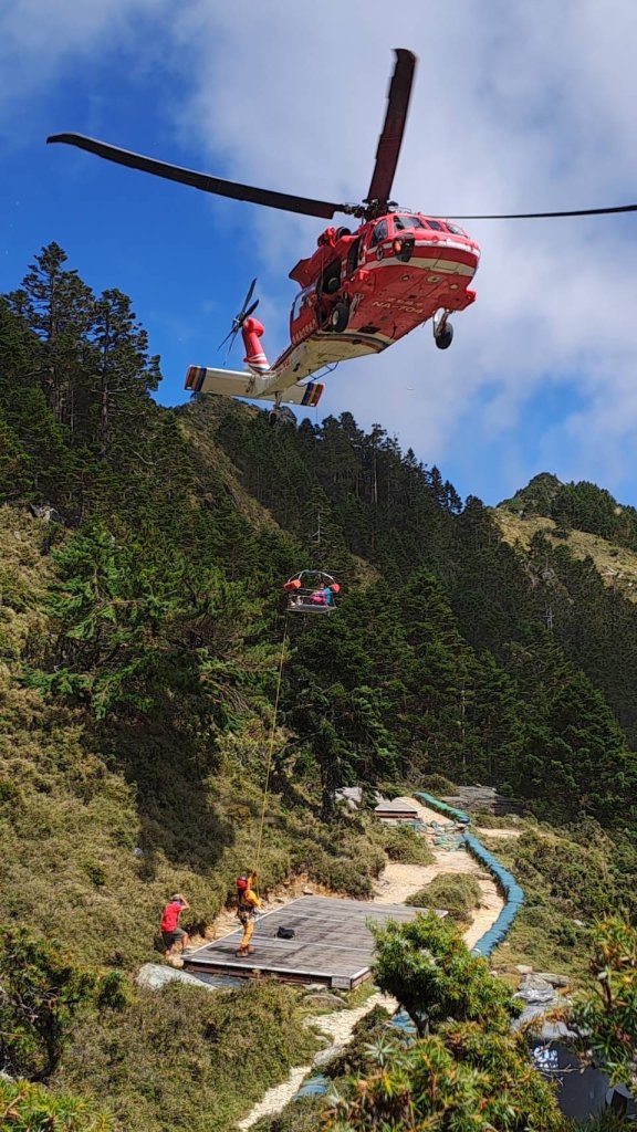 登嘉明湖突身體不適!55歲女登山客疑似高山症-直升機緊急吊掛送醫