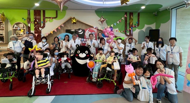 高雄熊驚喜現身!民生醫院攜手民間社團舉辦「熊抱歡樂嘉年華」 為飛象家園孩童送暖傳愛
